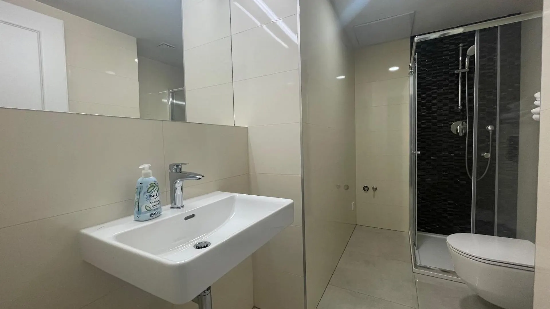 Cosy Apartment On Charles Square 프라하 0*,